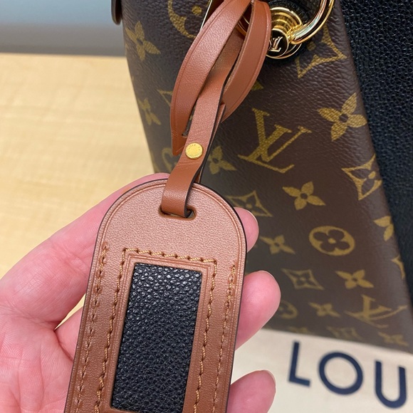 🌸SOLD🌸 Louis Vuitton V Tote MM Noir Cara - Picture 7 of 11